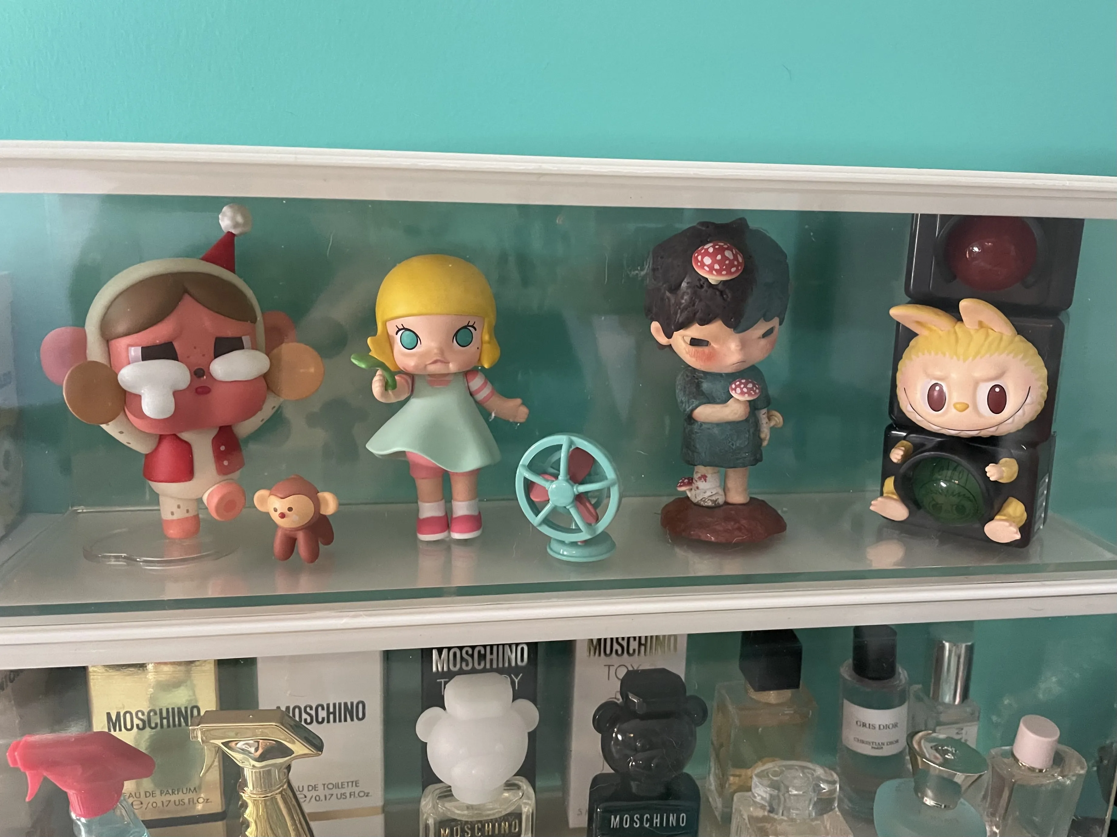 CRYBABY Crying Parade Series - Blind Box - POP MART (United CRYBABY Crying Parade Series - Blind Box - POP MART (United