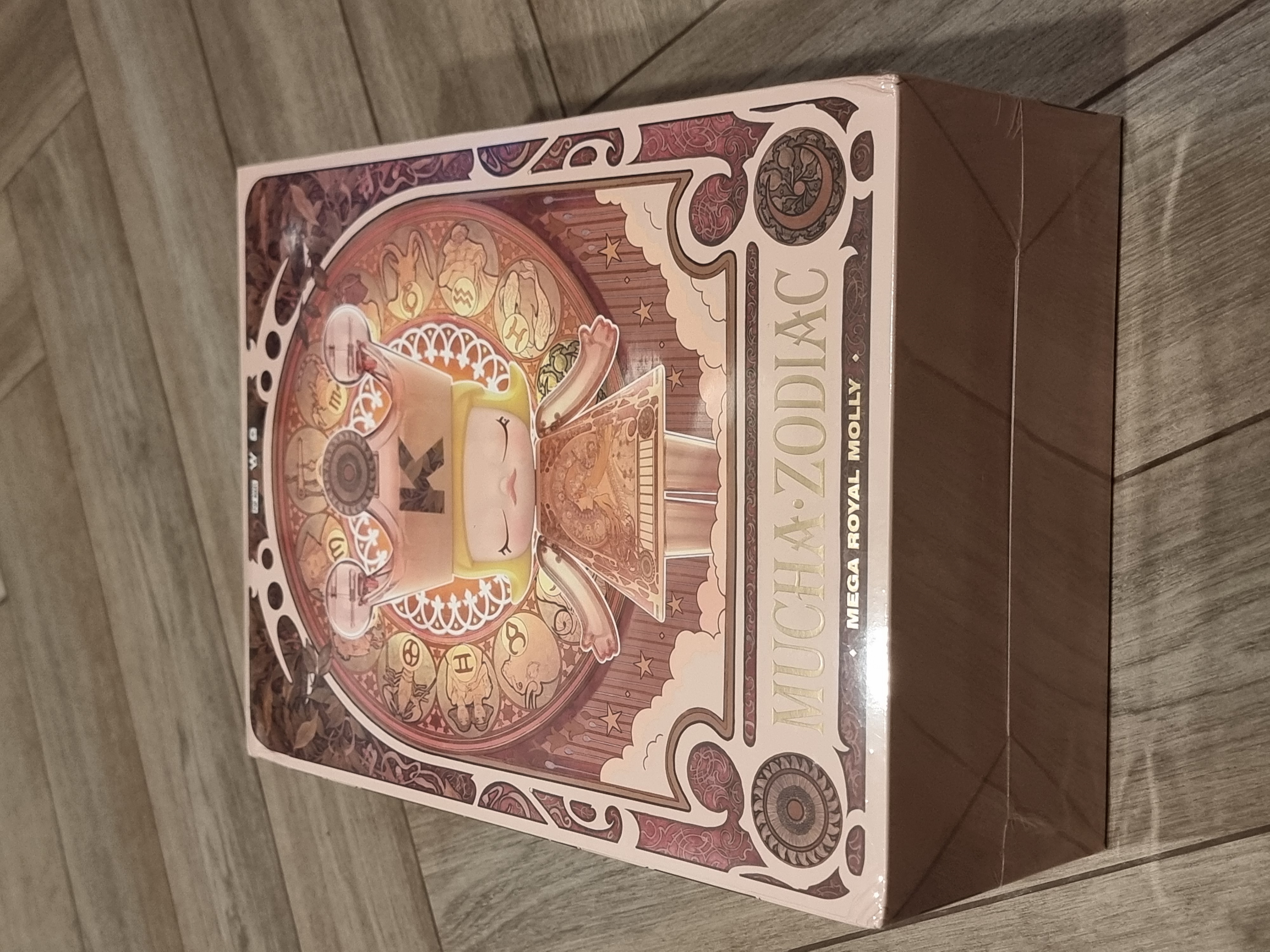 MEGA ROYAL MOLLY 400% Mucha·Zodiac | MEGA Collection - POP MART