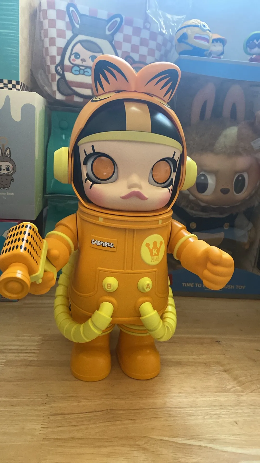 MEGA SPACE MOLLY 400% Garfield - POP MART (Canada)