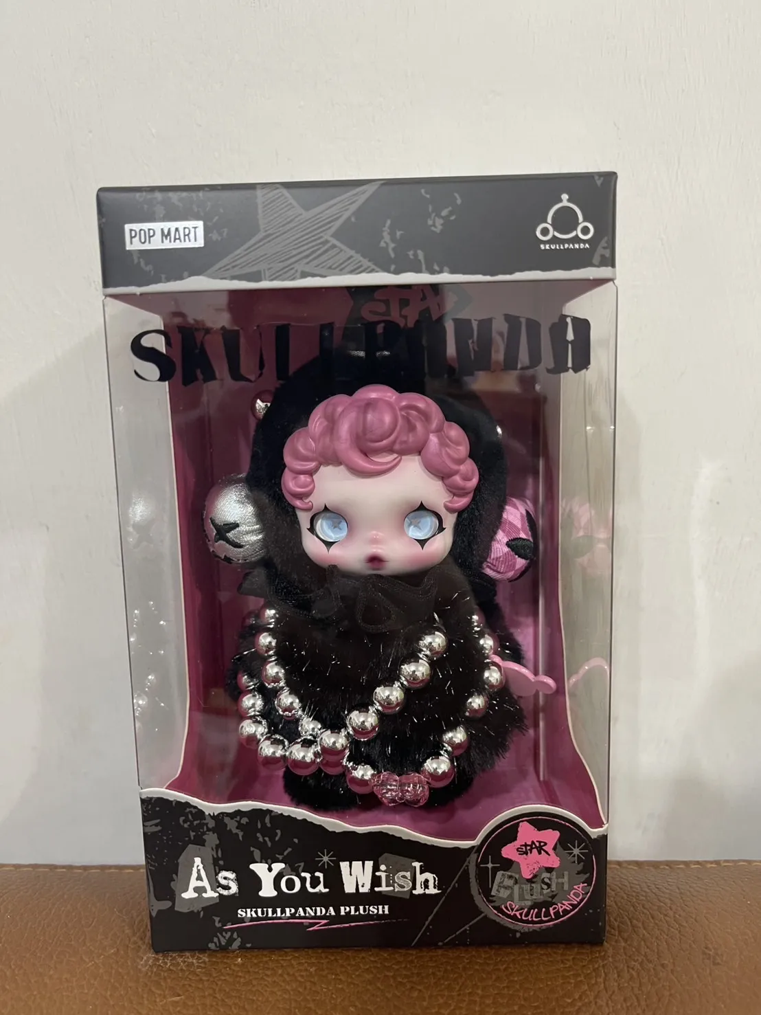 SKULLPANDA The Stocking Surprise Figure - POP MART (United States) SKULLPANDA The Stocking Surprise Figure - POP MART (United States)