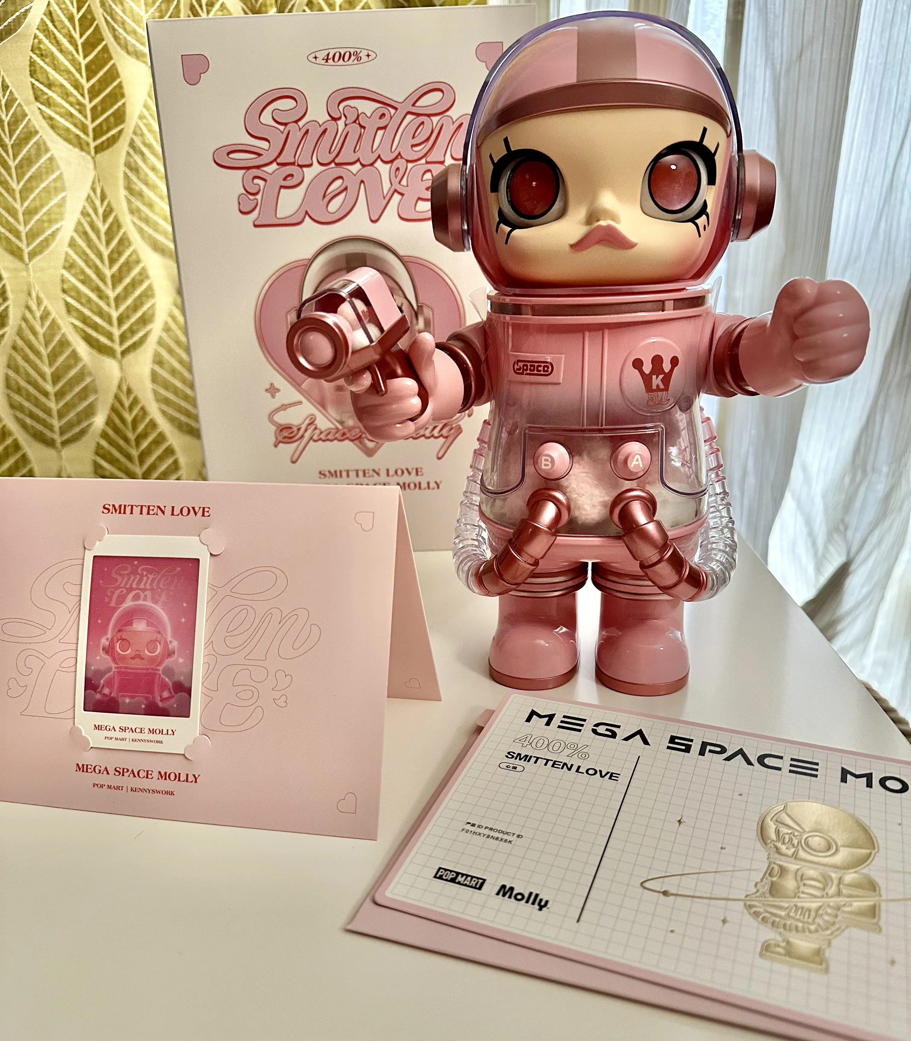 MEGA SPACE MOLLY 400% SMITTEN LOVE - POP MART (United States) MEGA SPACE MOLLY 400% SMITTEN LOVE - POP MART (United States)