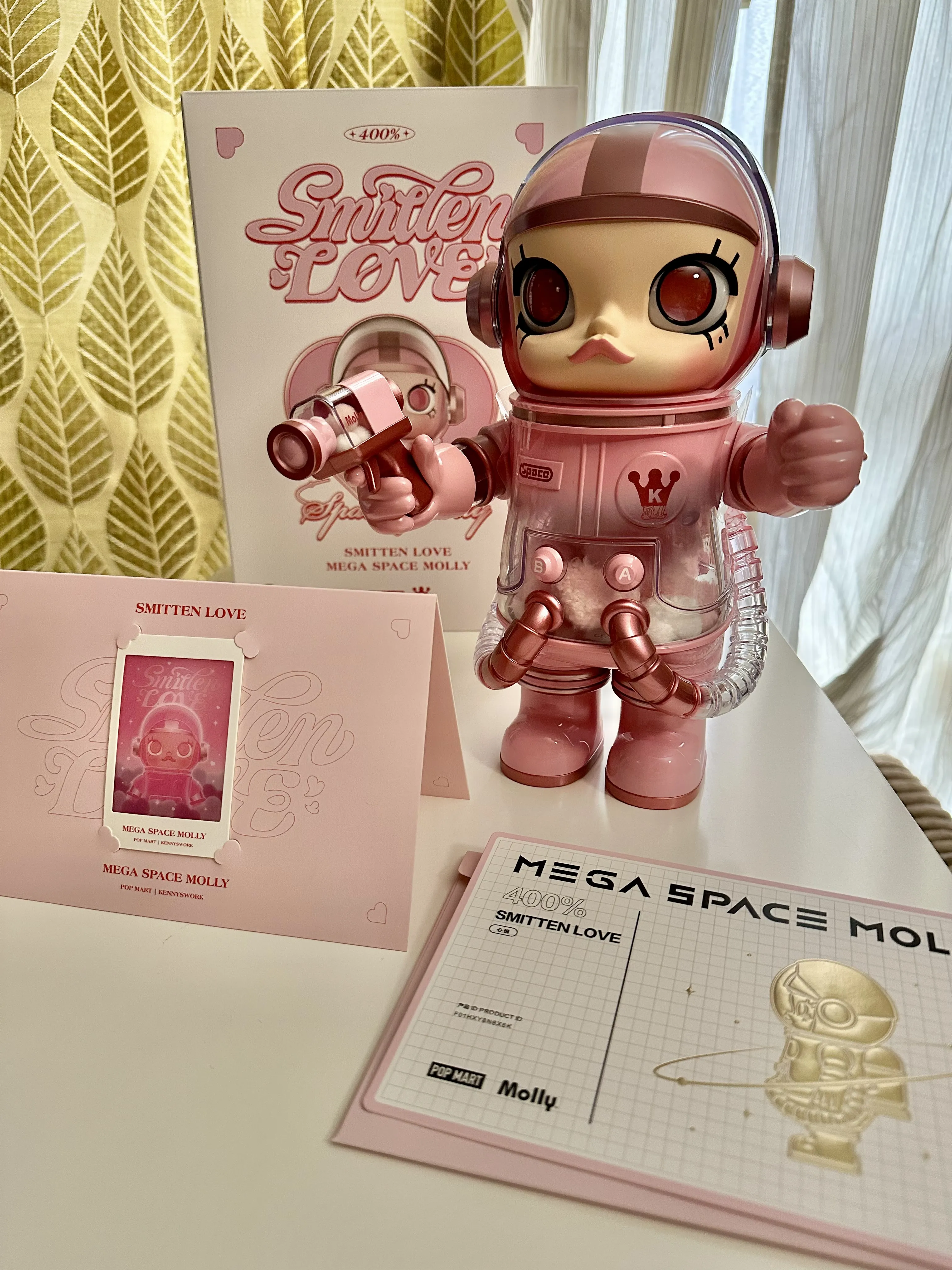 MEGA SPACE MOLLY 400% SMITTEN LOVE - POP MART (United States) MEGA SPACE MOLLY 400% SMITTEN LOVE - POP MART (United States)