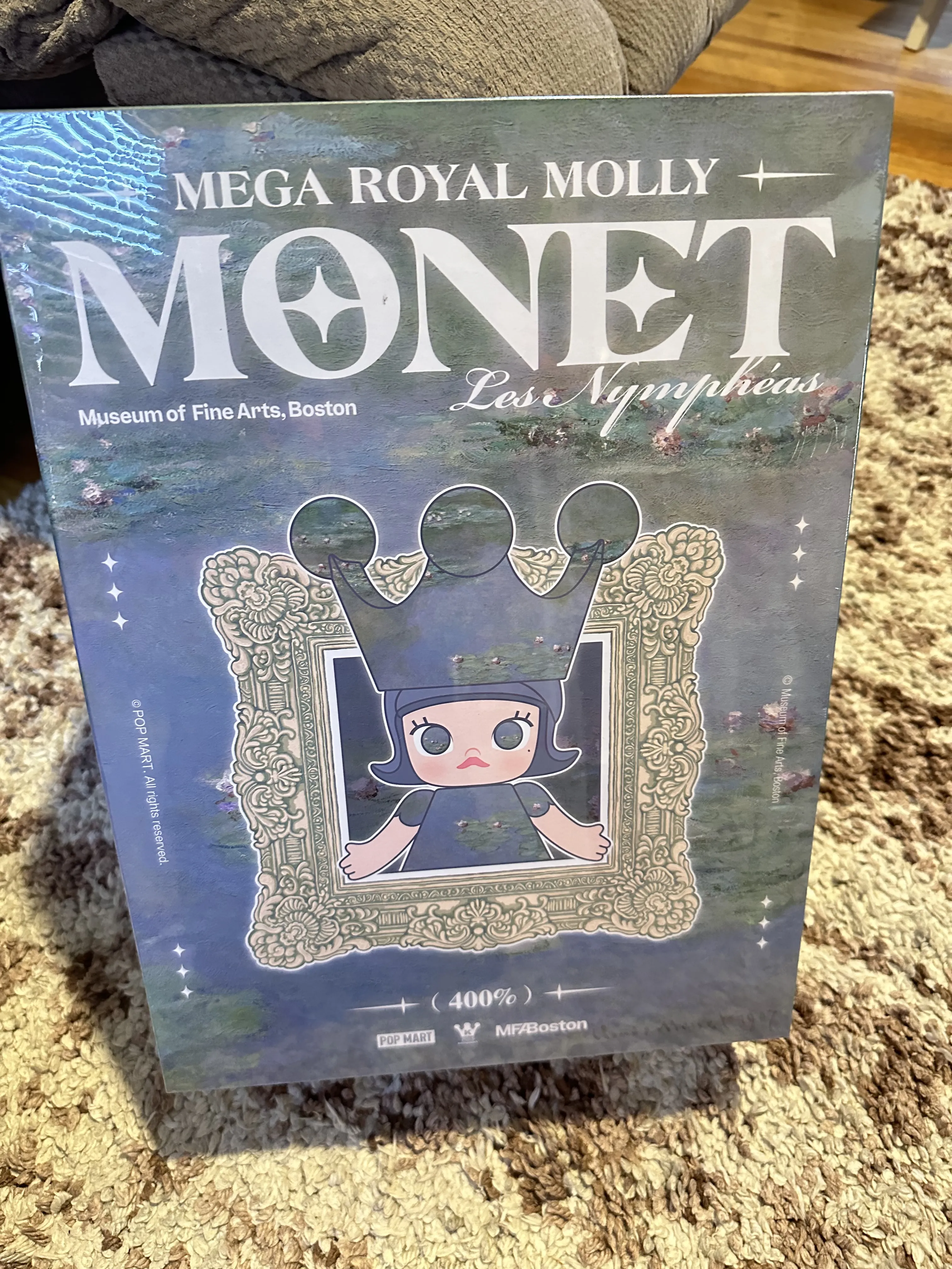 MEGA ROYAL MOLLY 400% Monet-Les Nymphéas - POP MART (United MEGA ROYAL MOLLY 400% Monet-Les Nymphéas - POP MART (United