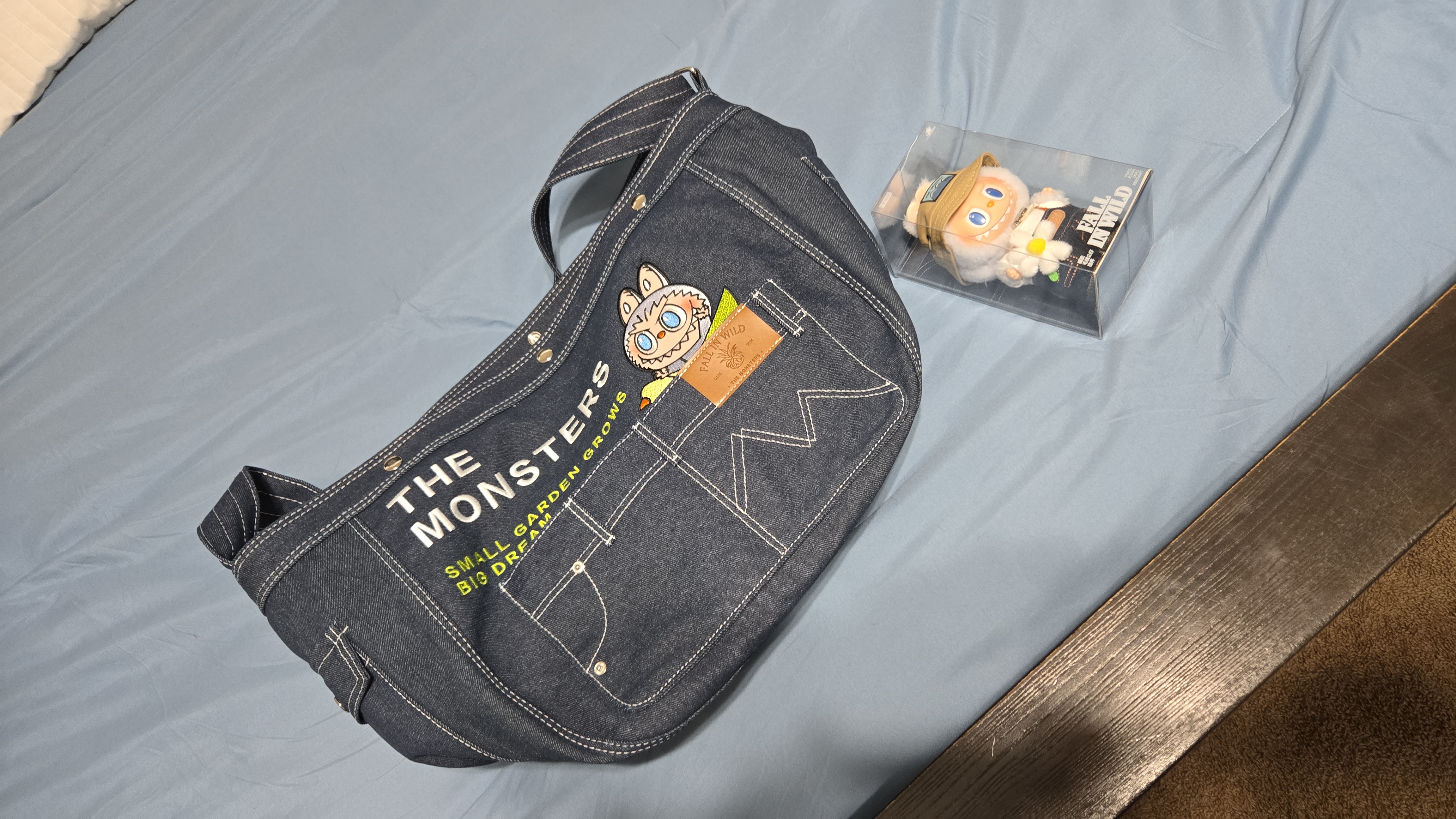 THE MONSTERS FALL IN WILD デニム メッセンジャーバッグ THE MONSTERS FALL IN WILD SERIES | Bag - POP MART (United
