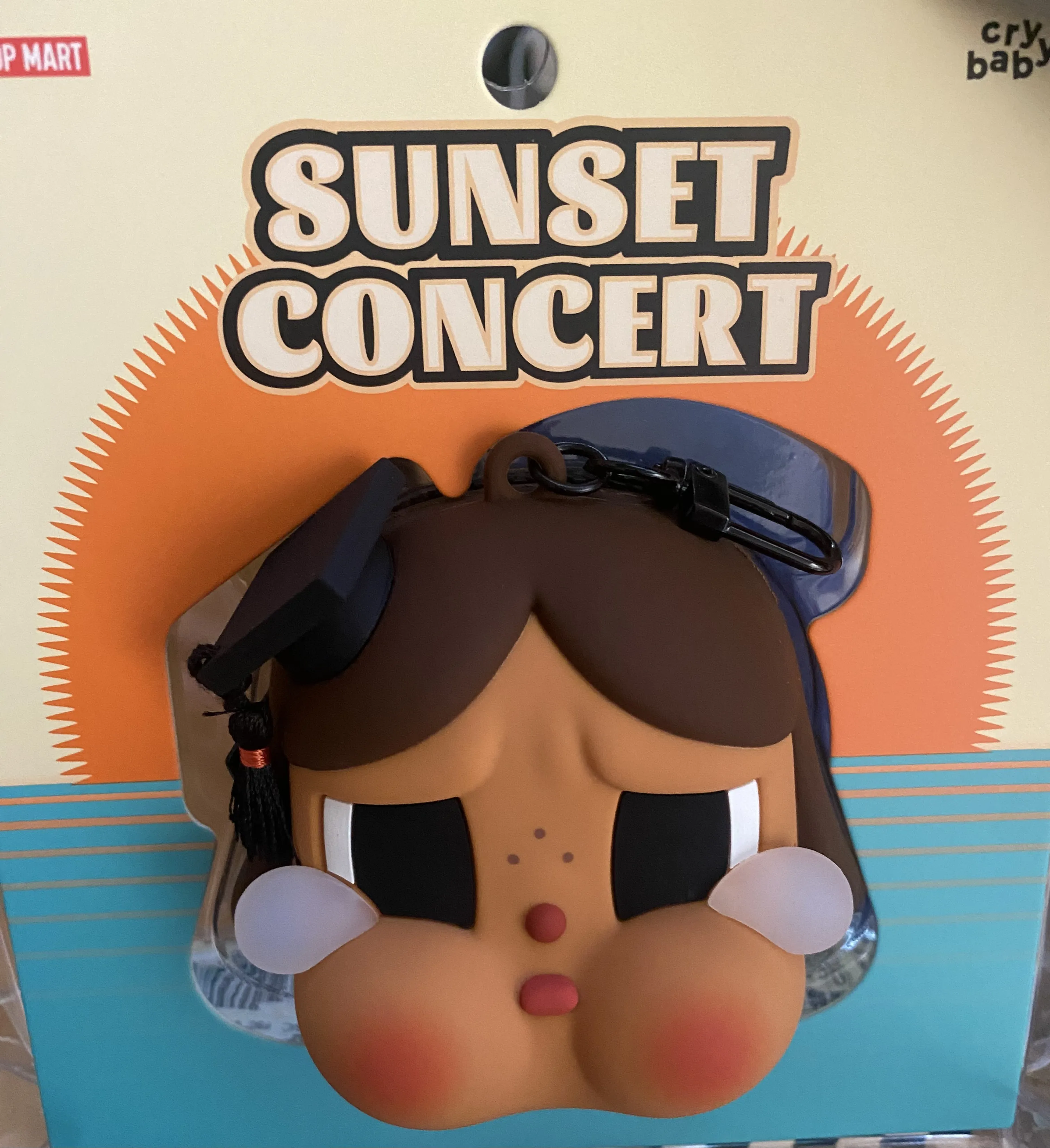 ポップマート　クライベイビー　Sunset Concert イヤホンケース CRYBABY Sunset Concert イヤホンケース - POP MART JAPAN