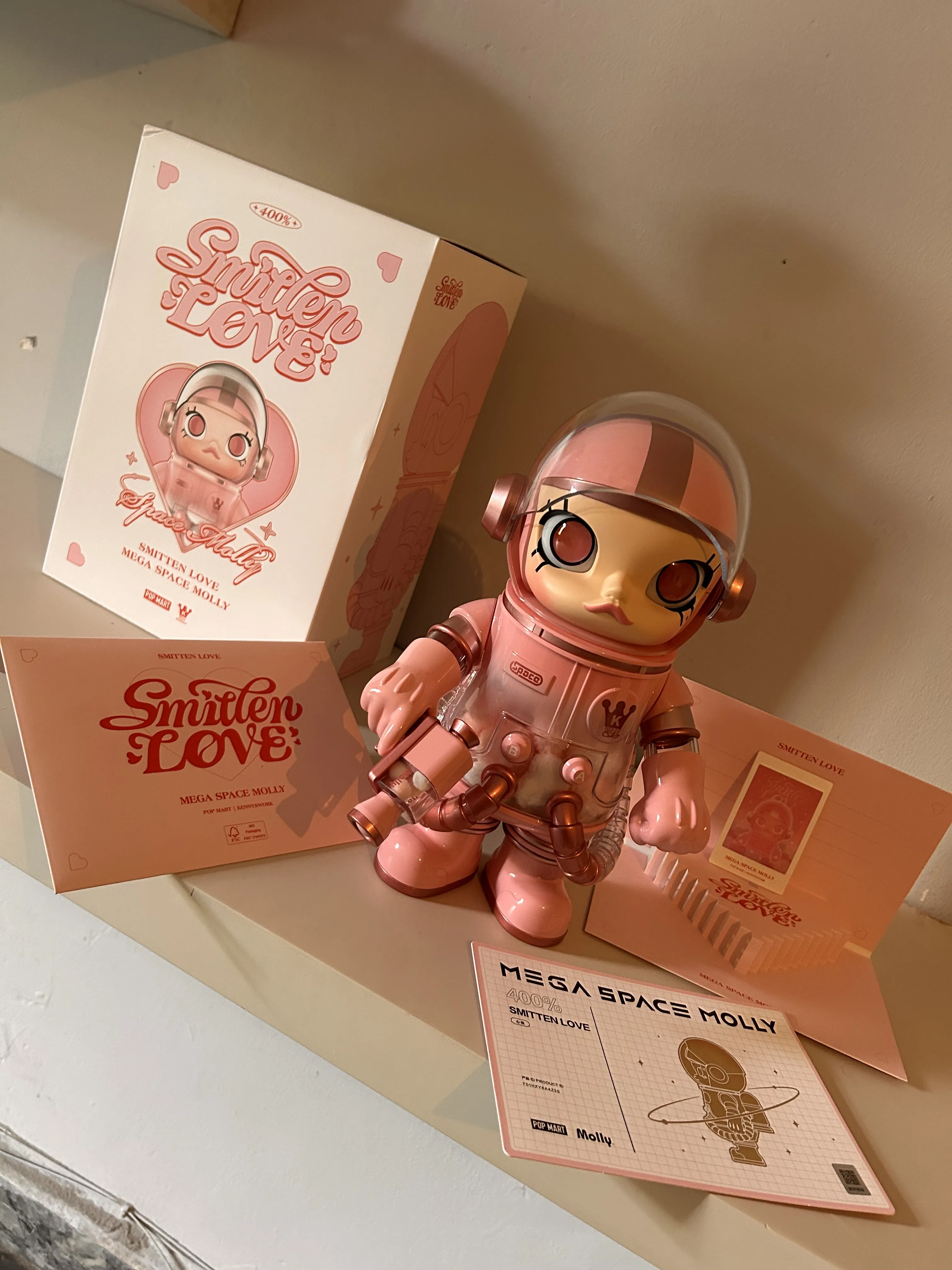 MEGA SPACE MOLLY 400% SMITTEN LOVE - POP MART (Canada)