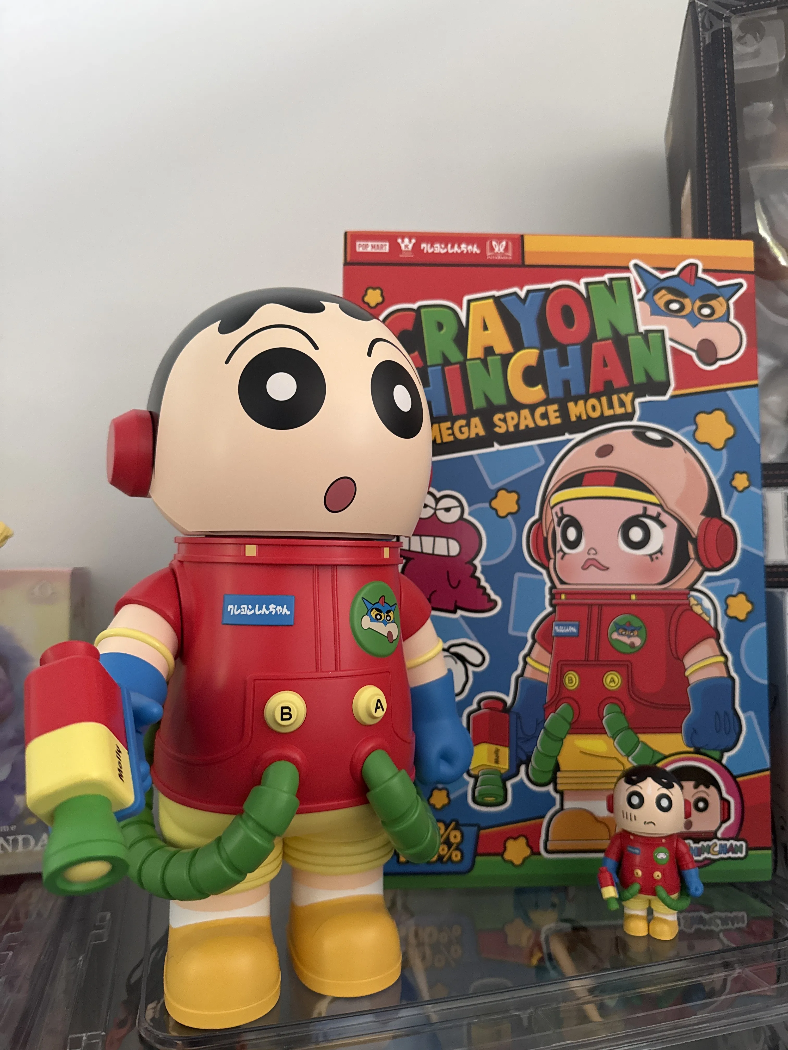 MEGA SPACE MOLLY 400%+100% Crayon Shinchan - POP MART (Canada)