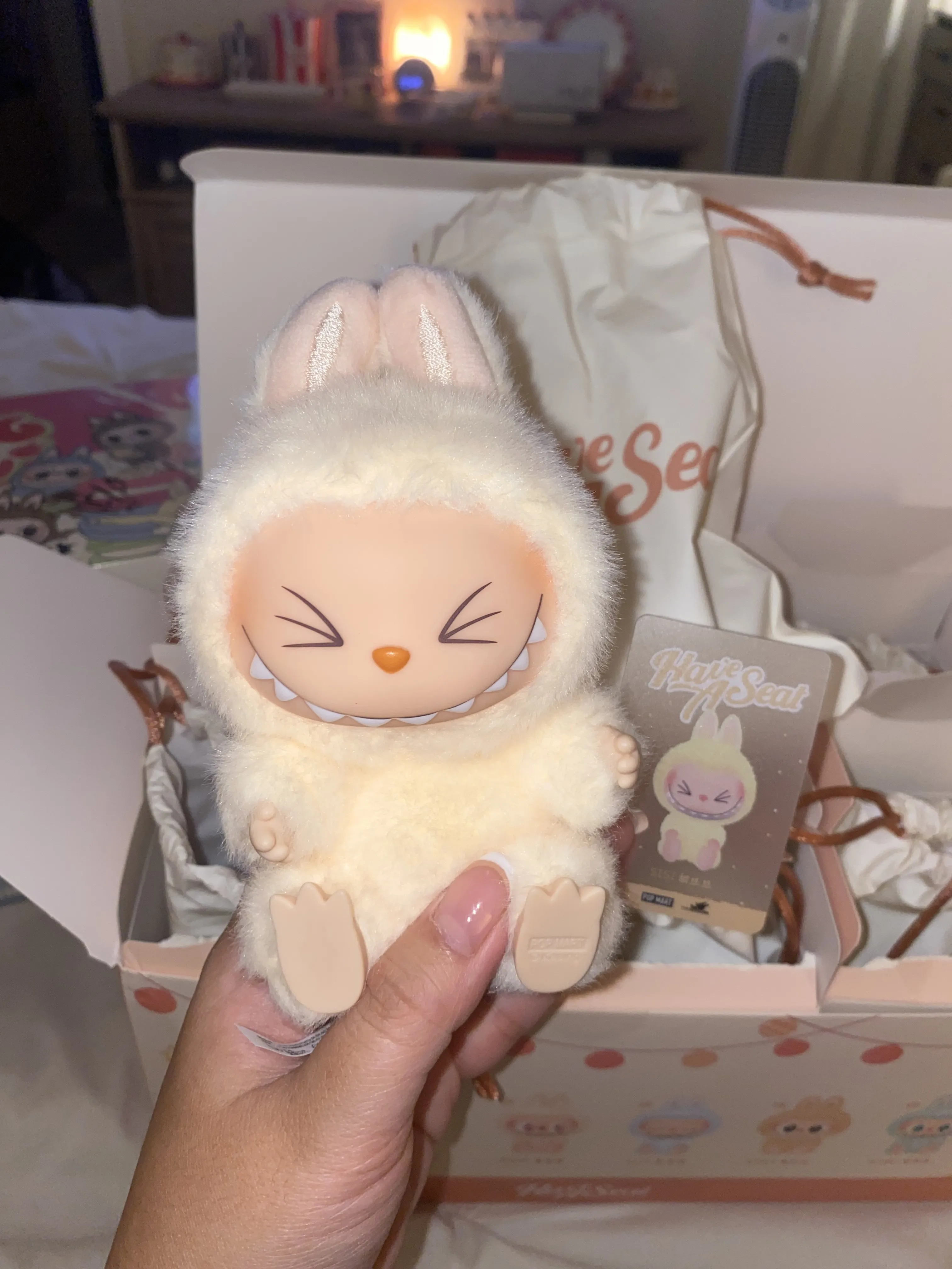 ぬいぐるみ POP MART THE MONSTERS Have a Seat ZIZI - Labubu THE MONSTERS - Have a Seat Vinyl Plush by