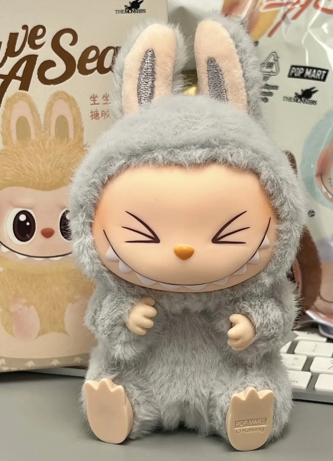 POP MART Have A Seat LABUBU ぬいぐるみ Amazon | POP MART THE MONSTERS Have a Seat ぬいぐるみ