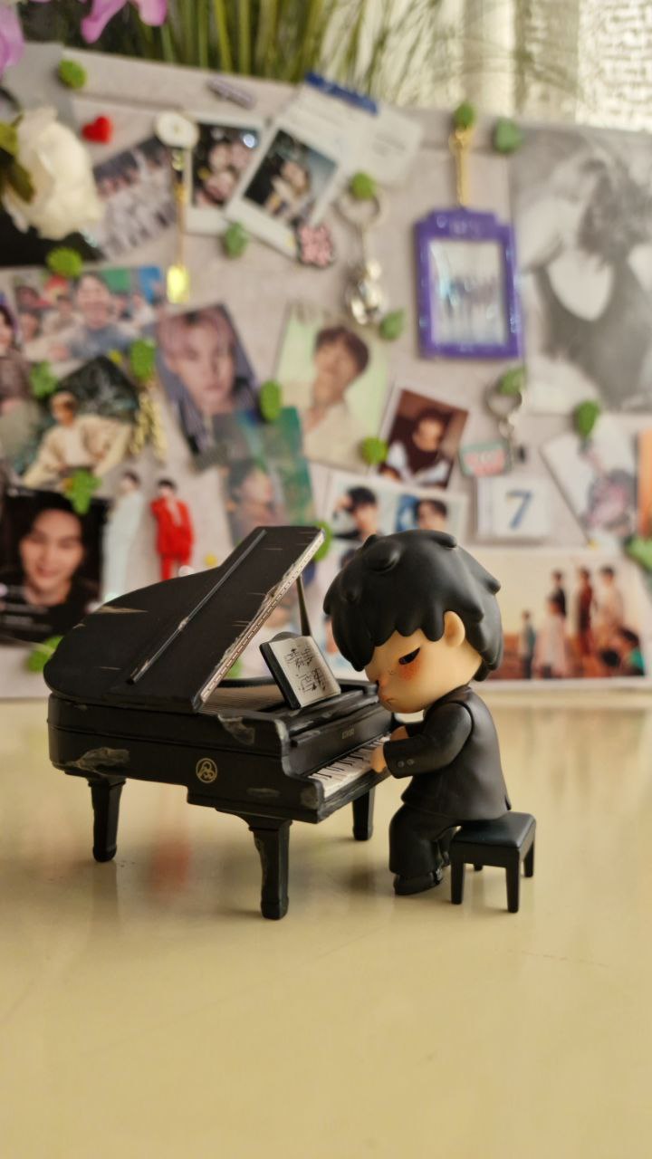 Hirono The Pianist Figure - POP MART (United States)