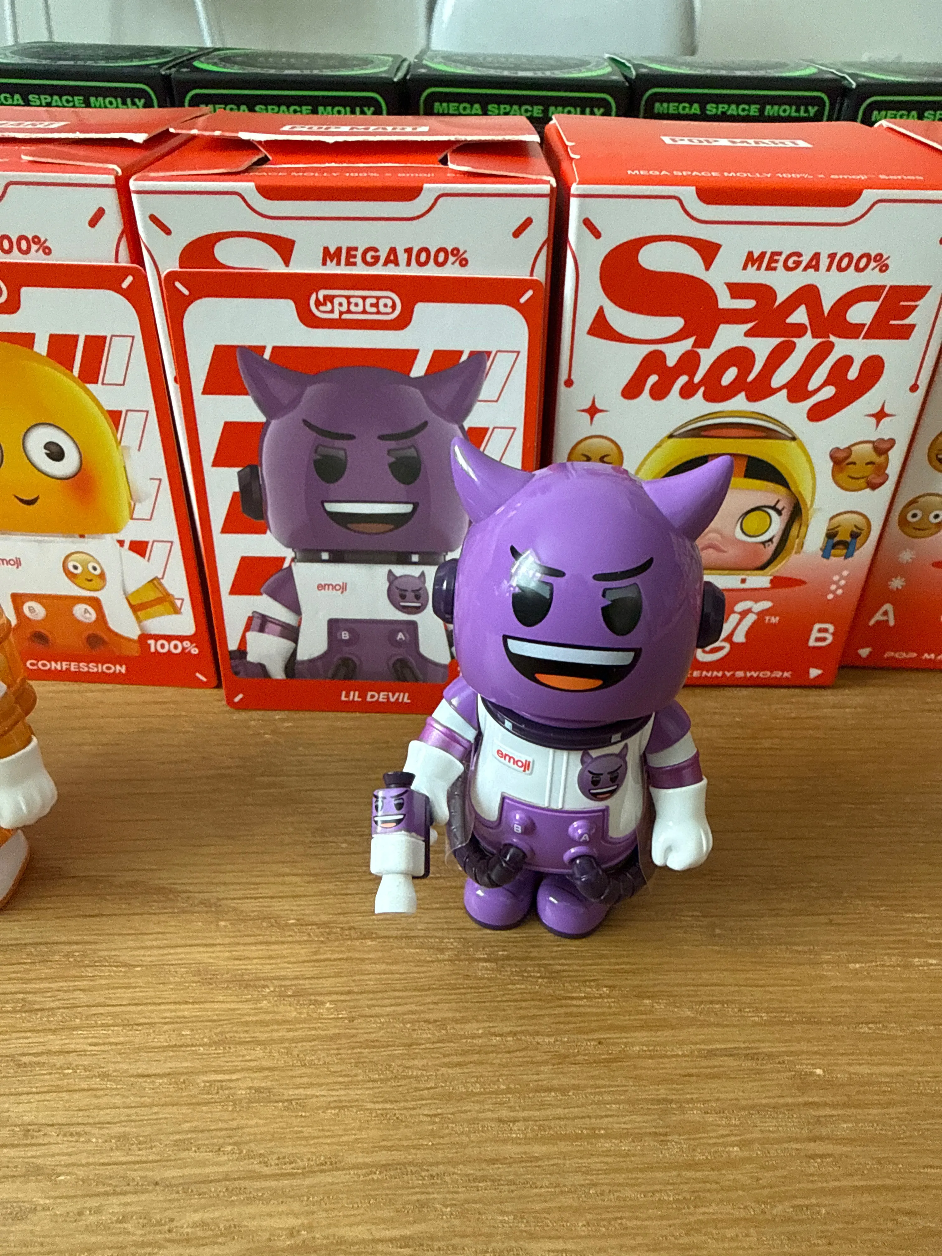 POP NOW:MEGA SPACE MOLLY 100% × emoji？ Series - POP MART (United