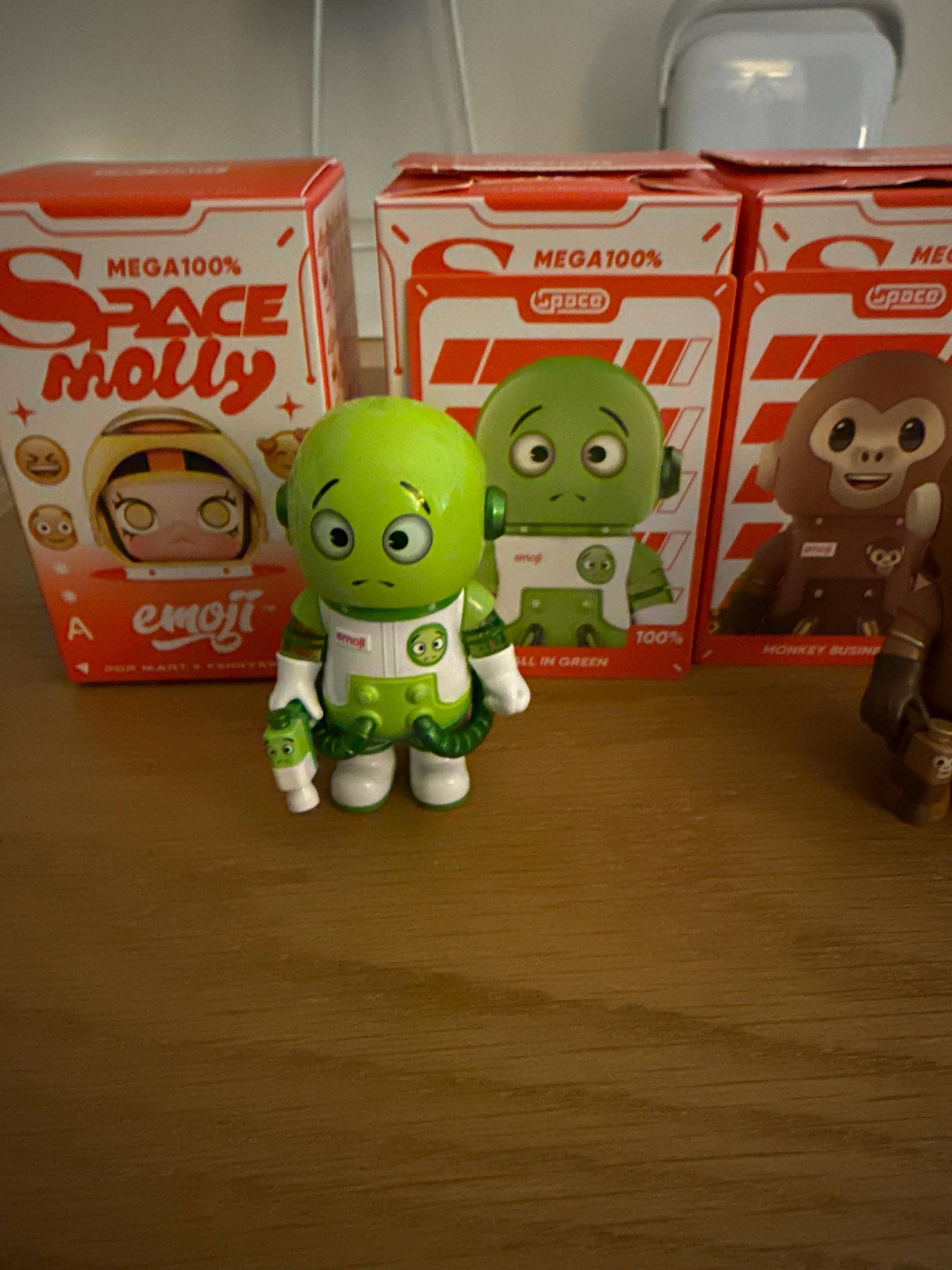 POP NOW:MEGA SPACE MOLLY 100% × emoji？ Series - POP MART (United