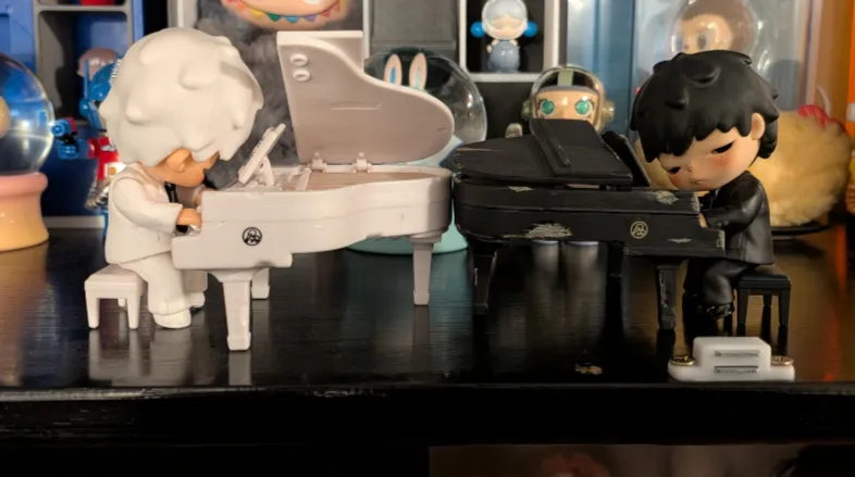 Hirono The Pianist Figure - POP MART (United States)