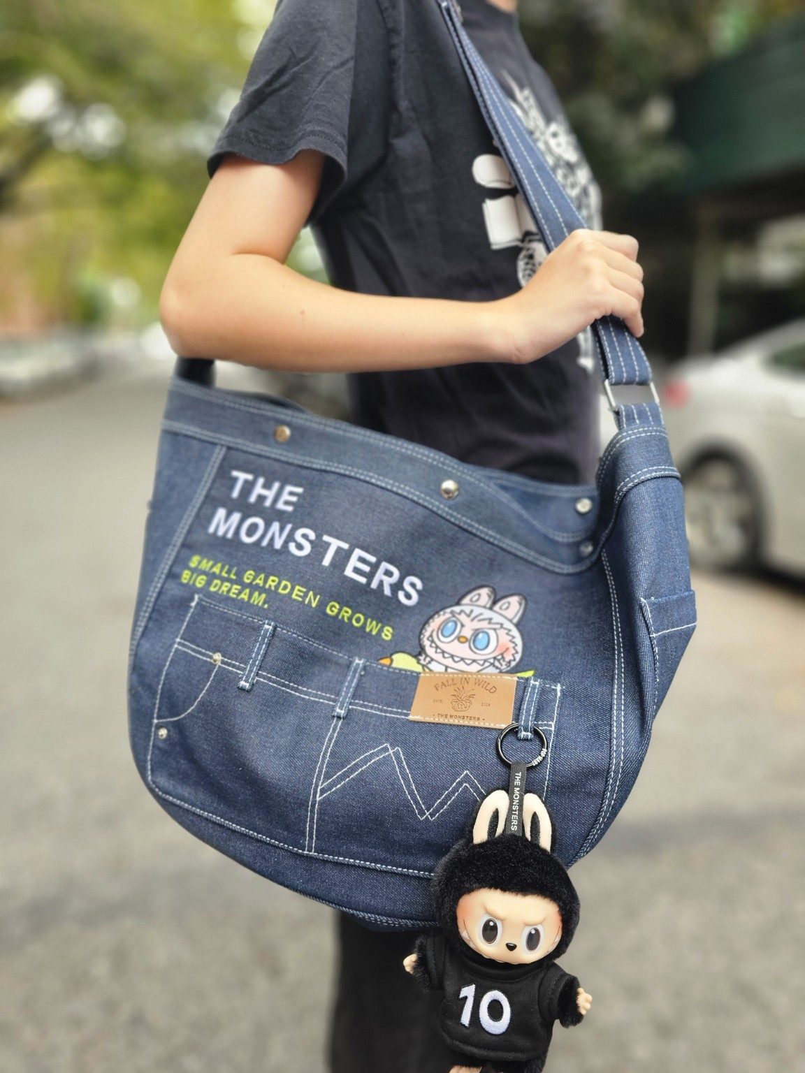 ラブブ THE MONSTERS FALL IN WILD デニム バッグ THE MONSTERS FALL IN WILD SERIES-Denim Messenger Bag｜POP MART US